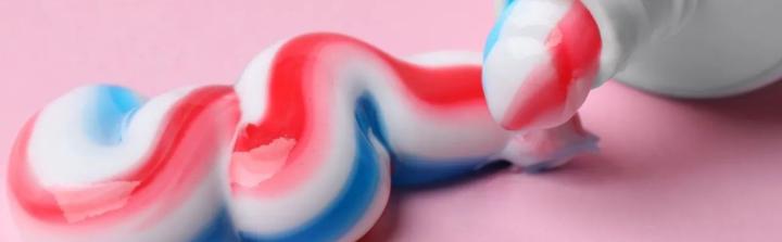 Kolorowe paski w pastach do zębów nie mają żadnego prozdrowotnego znaczenia, choć konsumenci czasem myślą inaczej
